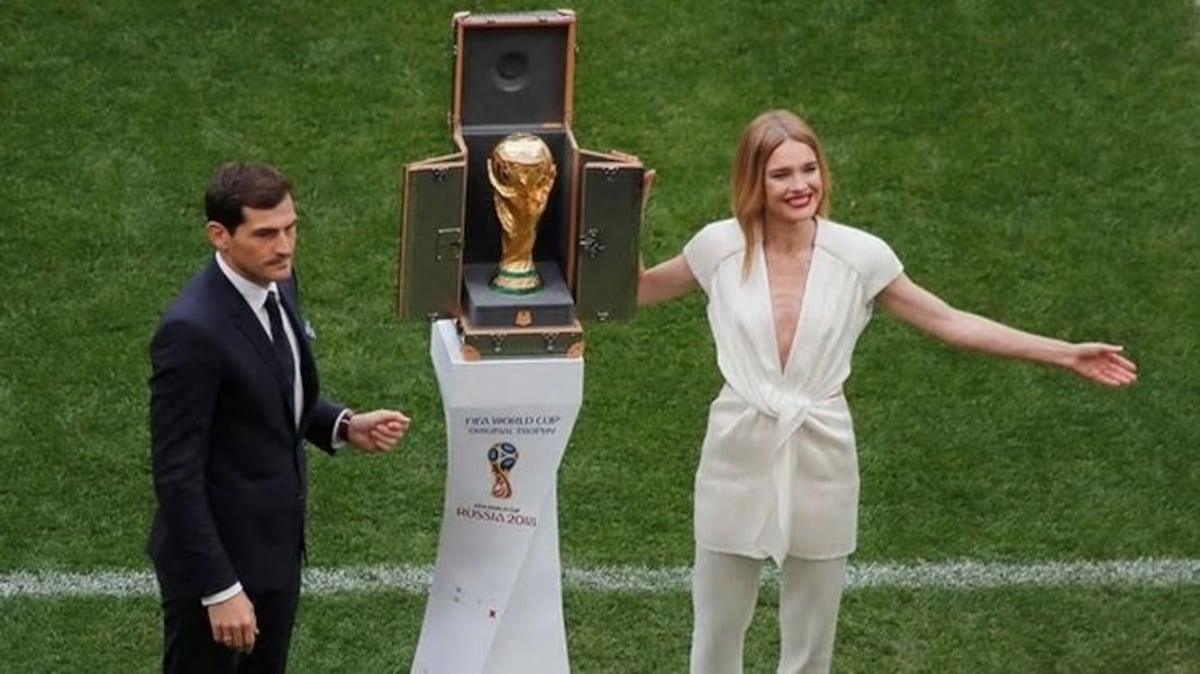 Quién es la supermodelo rusa que presentó la Copa Mundial junto a Iker Casillas