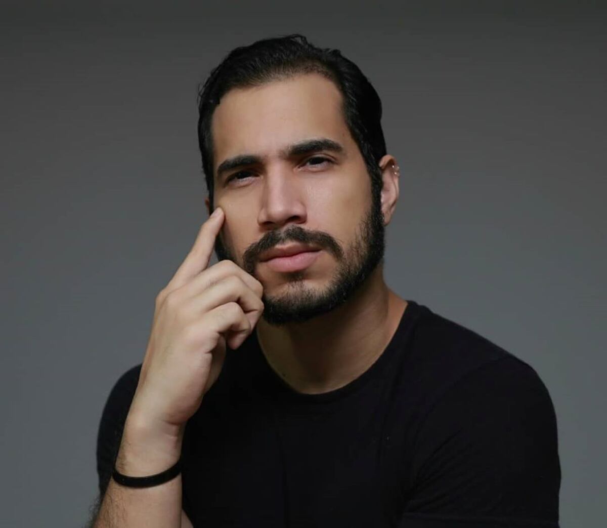 Elmis Castillo rompe el silencio y asegura que es ‘hetero’ ante el constante acoso de varones en redes +Video 