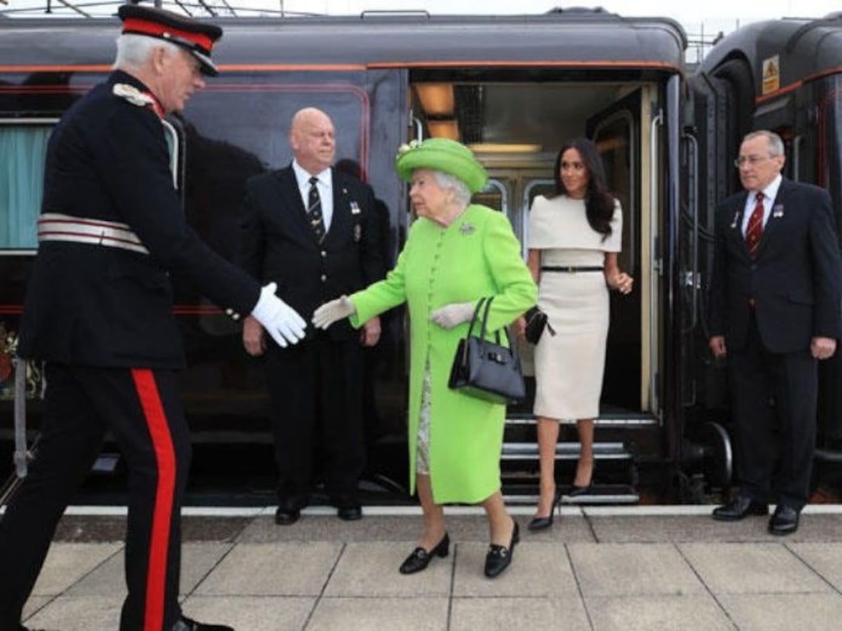 ¡No se dejó! Reina Elizabeth II abofetea en una fiesta a su sobrino, según Elton John