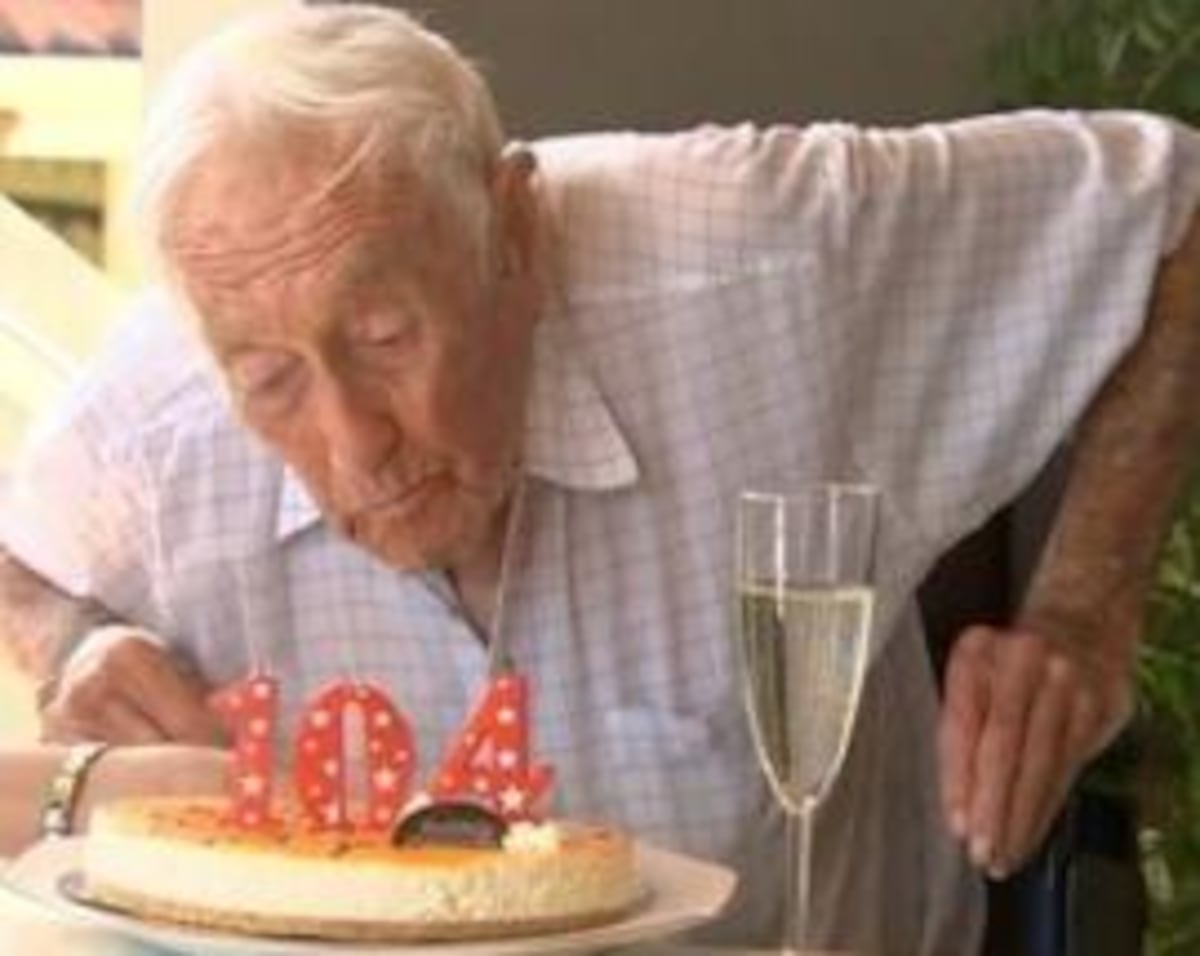 ¡CANSADO DE VIVIR! Científico de 104 años decide quitarse la vida