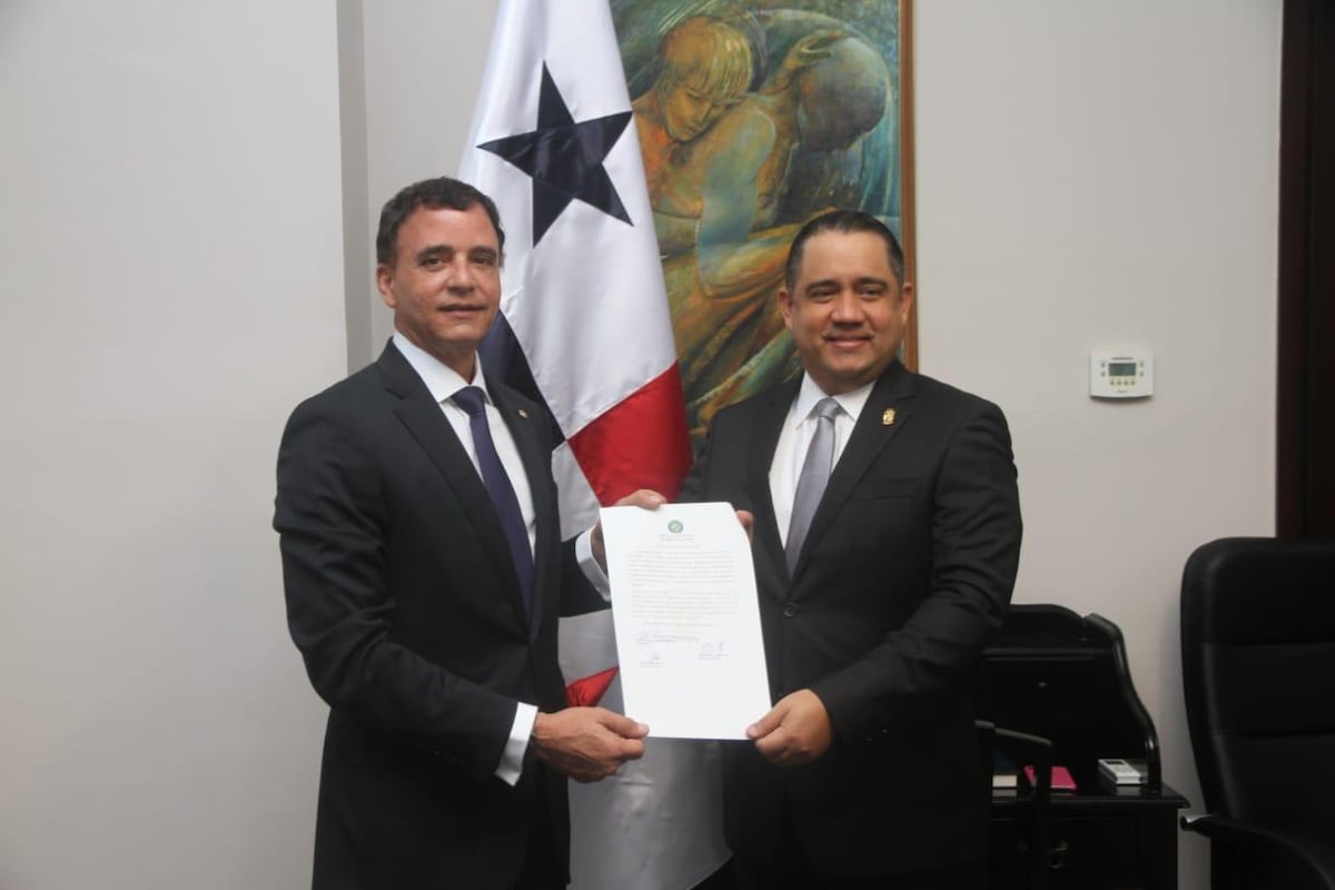 Gerardo Solís tomó posesión como Contralor General de la República. Video