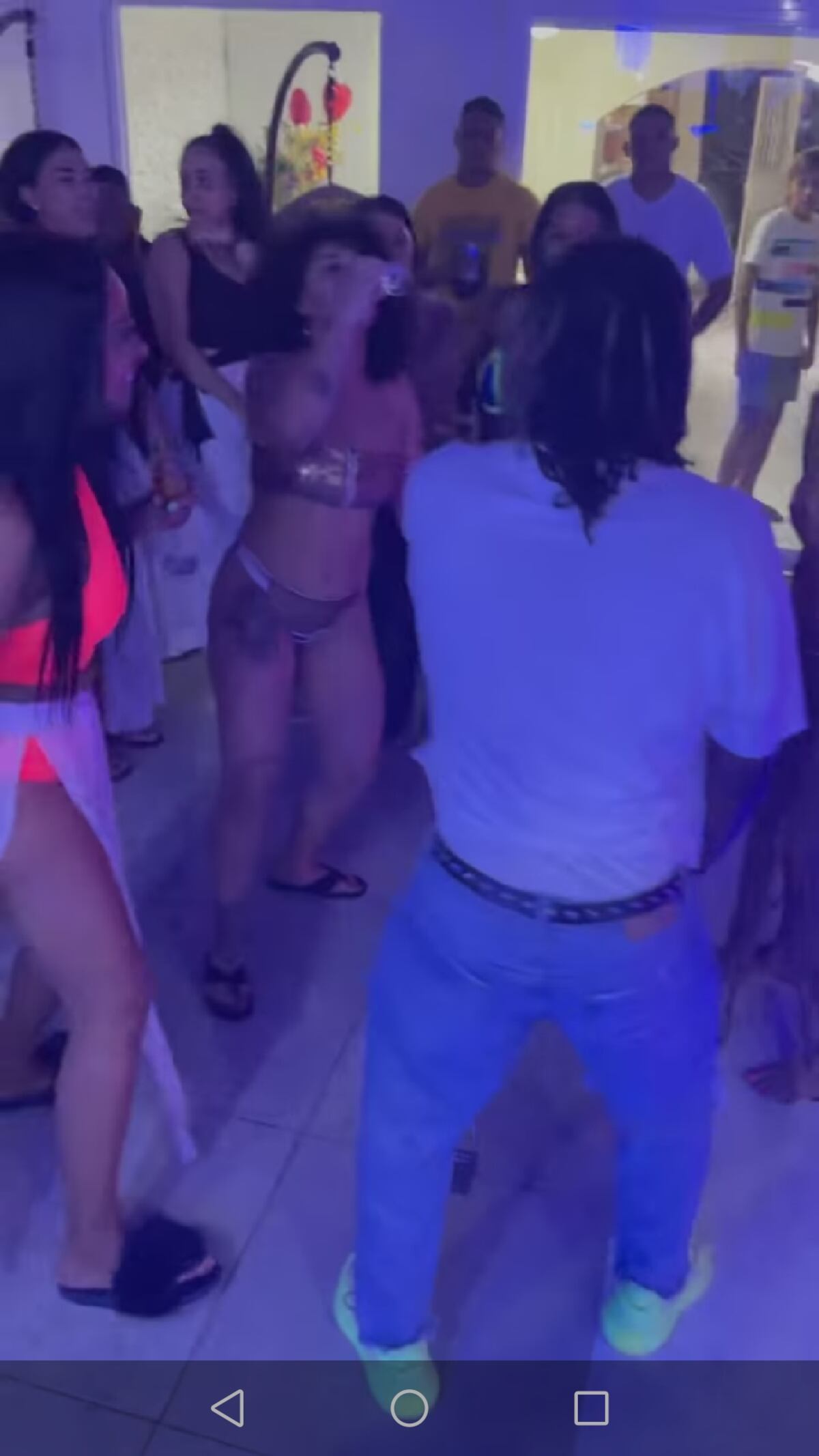 Burbuja familiar grande. Fiesta de Mussetta: sin mascarilla, sin distanciamiento y con concierto