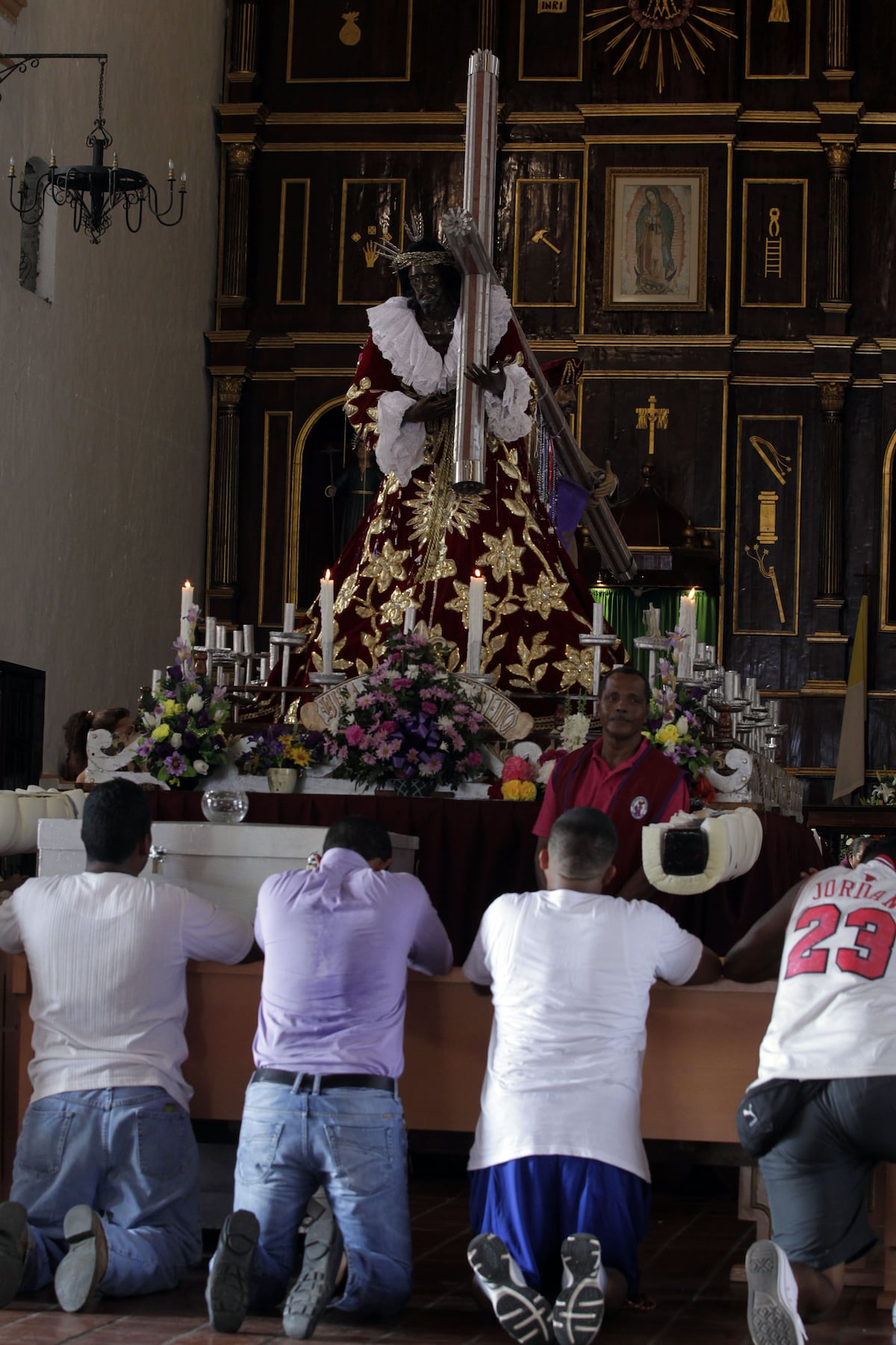 Turistas nacionales y extranjeros piden a gritos que abran iglesia de Cristo Negro en Portobelo, Colón