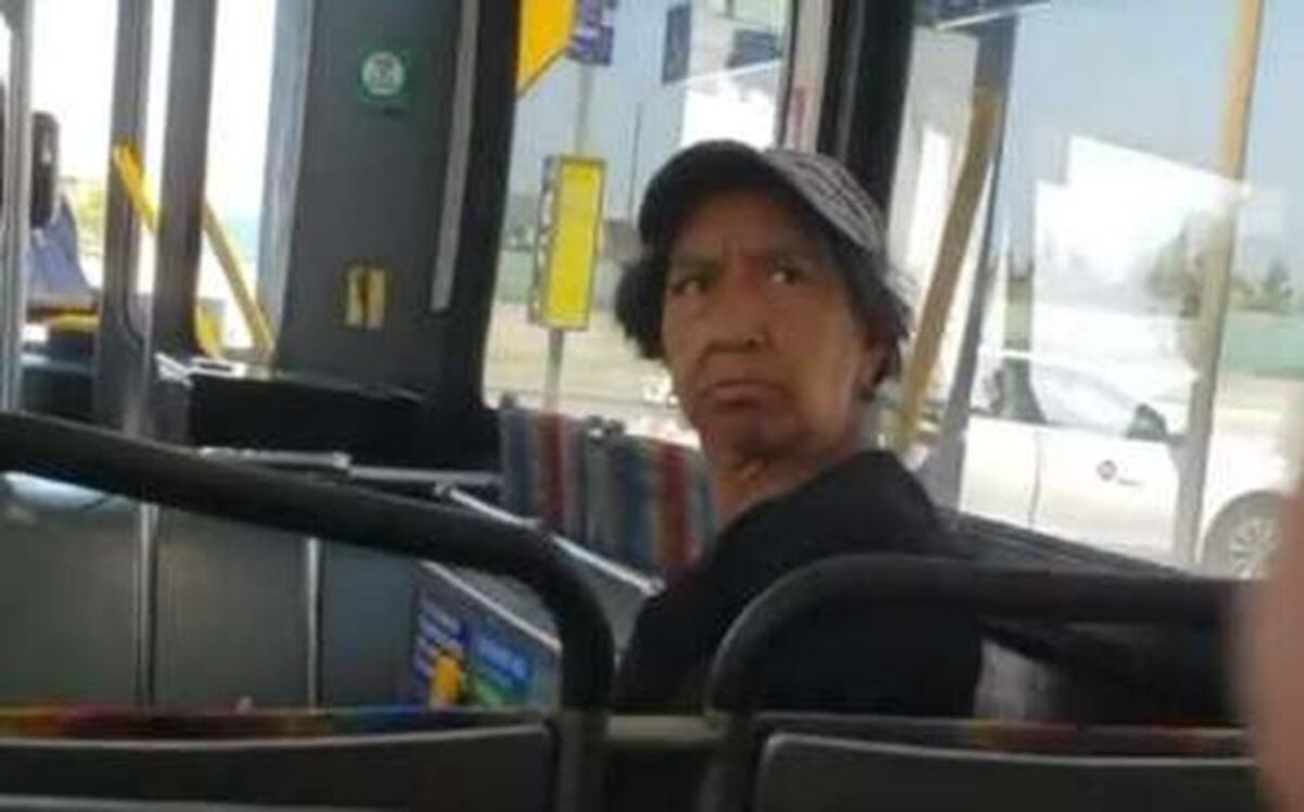 Mujer se resiste a ceder espacio a hombre en silla de ruedas en Metrobús 