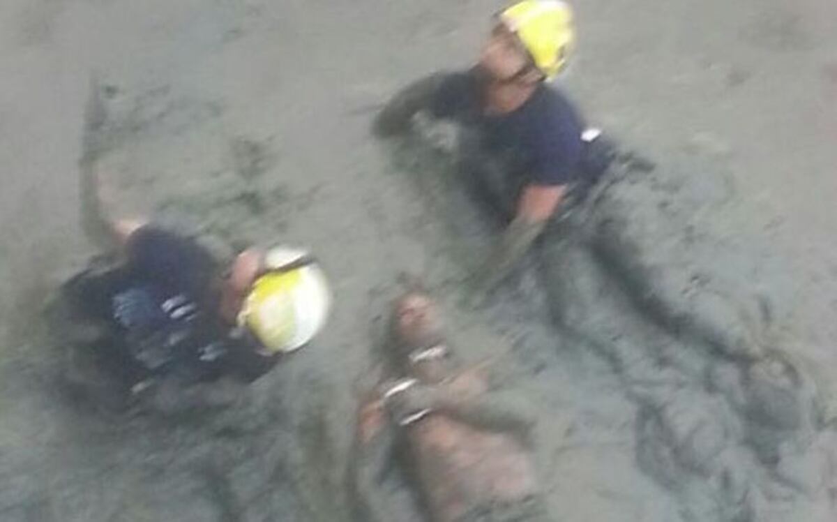 Hombre colisiona, sale expulsado del auto y cae del tramo marino en Corredor Sur