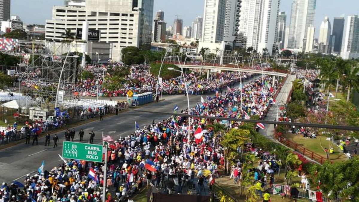 Los milagros existen. Peregrina pierde el celular en Cinta Costera y lo recupera