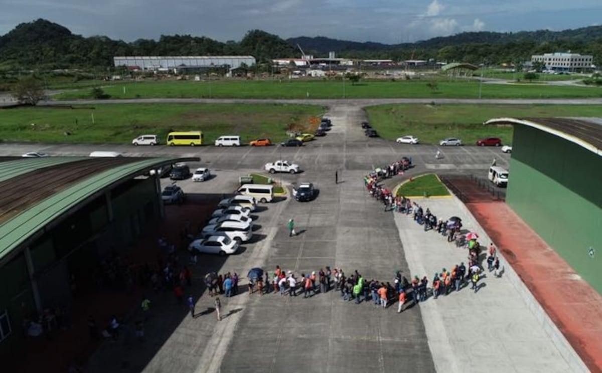 Unos 37 mil jamones se vendieron en el  primer día de la  NaviFerias