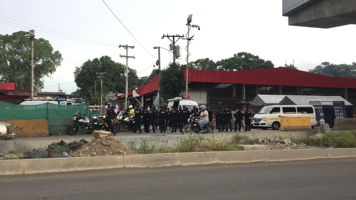 Moradores de la 9 de Enero protestan por cierres de entradas en la Transístmica