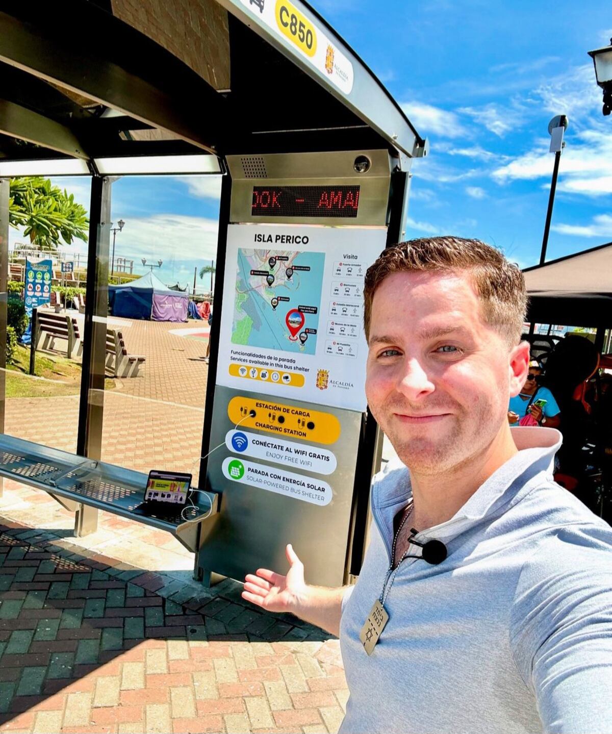 El ‘Chacalde’ inaugura paradas modernas de bus con WiFi gratis