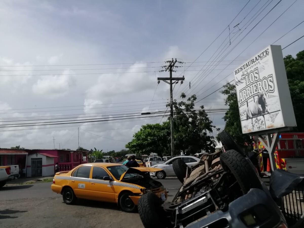Aparatoso. Taxi choca con camioneta y la deja llantas arriba. Video