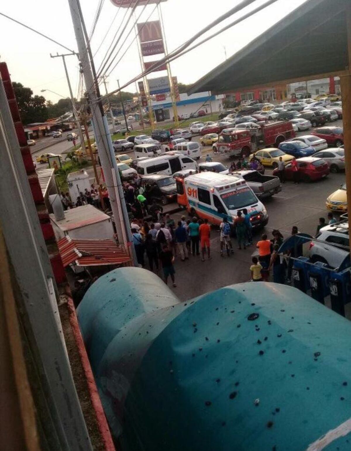 VIDEO| Tres estudiantes heridos por la caída de un poste del tendido eléctrico 