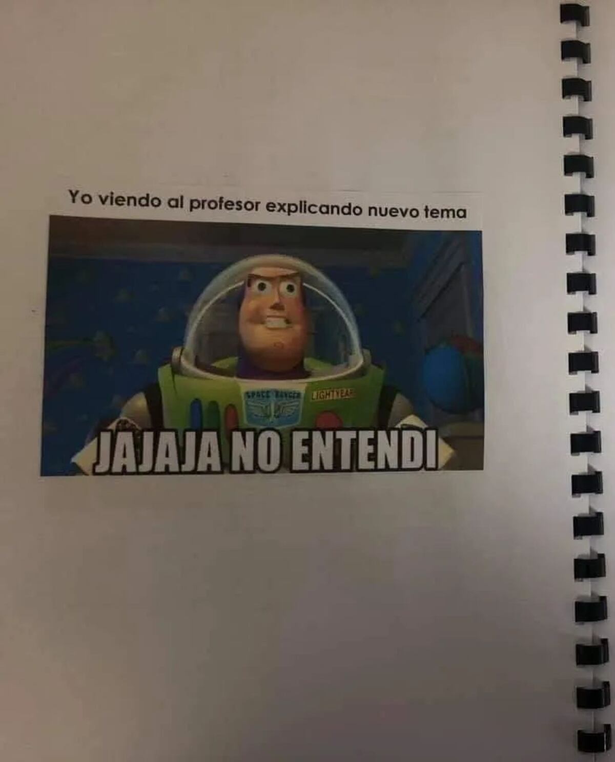 Estudiante aprueba materia al entregar un libro lleno de memes