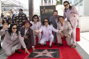 Los Bukis hacen historia en Hollywood y dedican su estrella a los inmigrantes