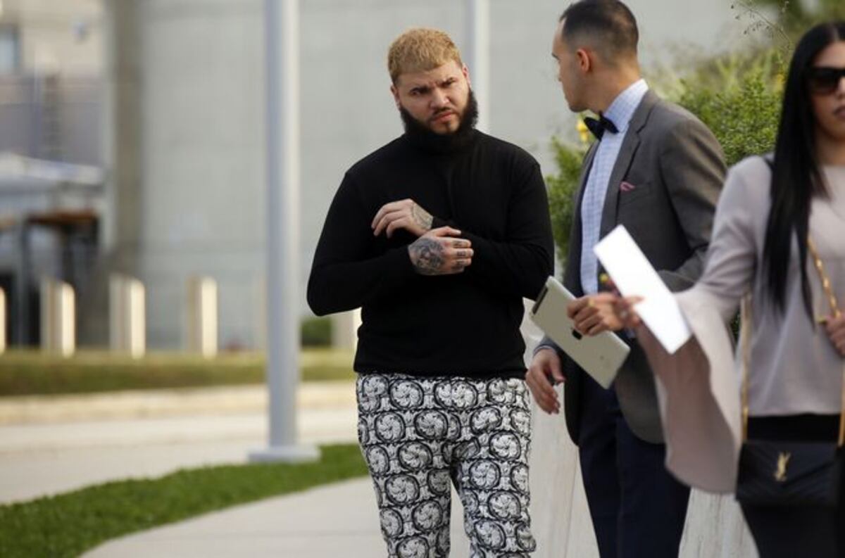 (Fotos) Le dan casa por cárcel a Farruko y debe utilizar grillete electrónico