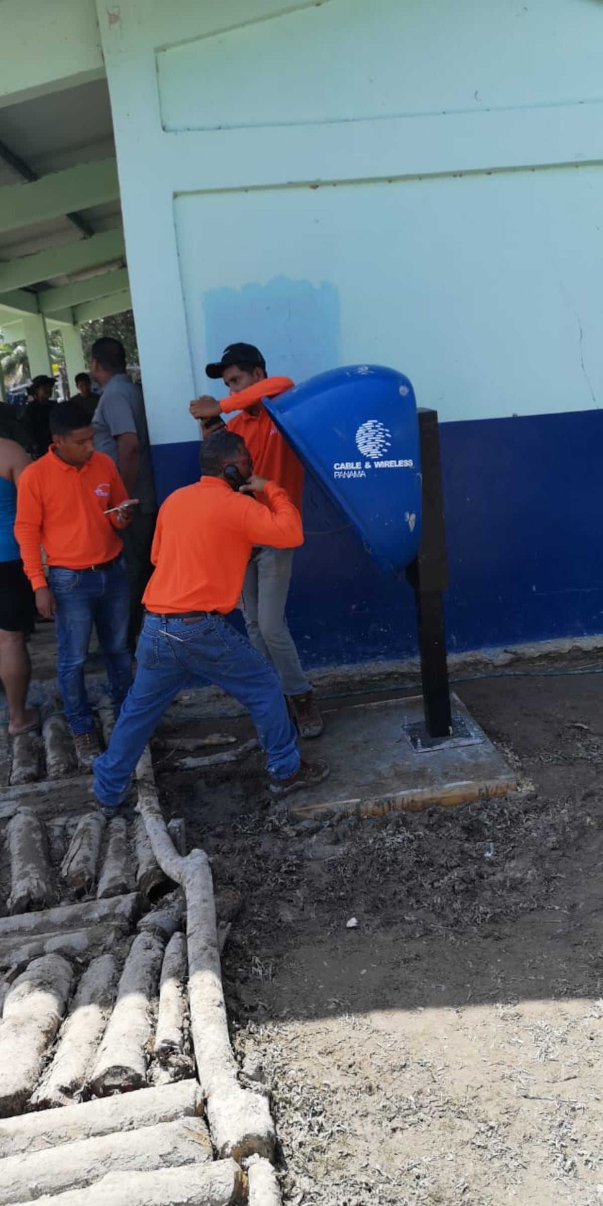 Tras la masacre de la secta, la comunidad de El Terrón cuenta ya con teléfono público e Internet