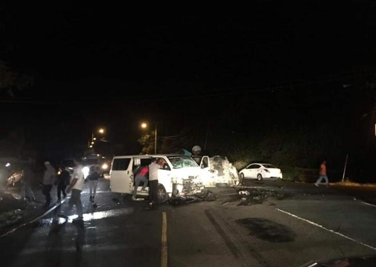 Dos buses se estrellan de frente. Reportan más de 10 heridos