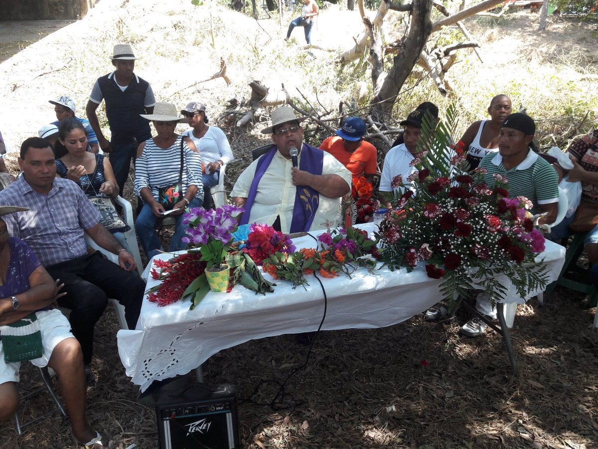 EN HONOR A LAS VÍCTIMAS. Realizan rosario en el lugar exacto donde cayó el bus 