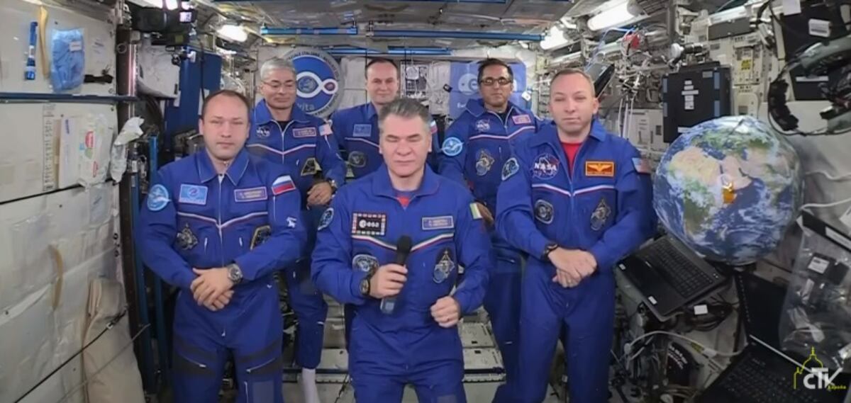 Critican al Papa por el retiro de su mano a feligreses que se la querían besar