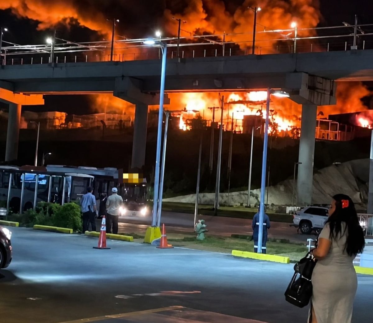 ¡Candela en Villa Zaita! Así fue el incendio que consumió una fábrica de colchones cerca de estación del Metro + VIDEOS