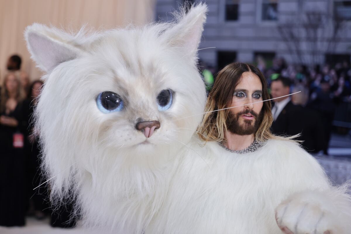 Resumen de la Met Gala: Una cucaracha se roba el ‘show’, disfraces de gatos y la espalda descubierta de Bad Bunny