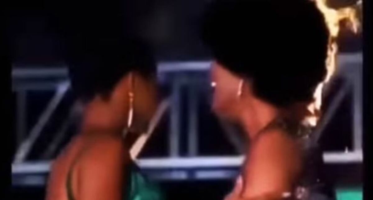 Cabello de Miss África se prende en fuego tras su coronación (Video)