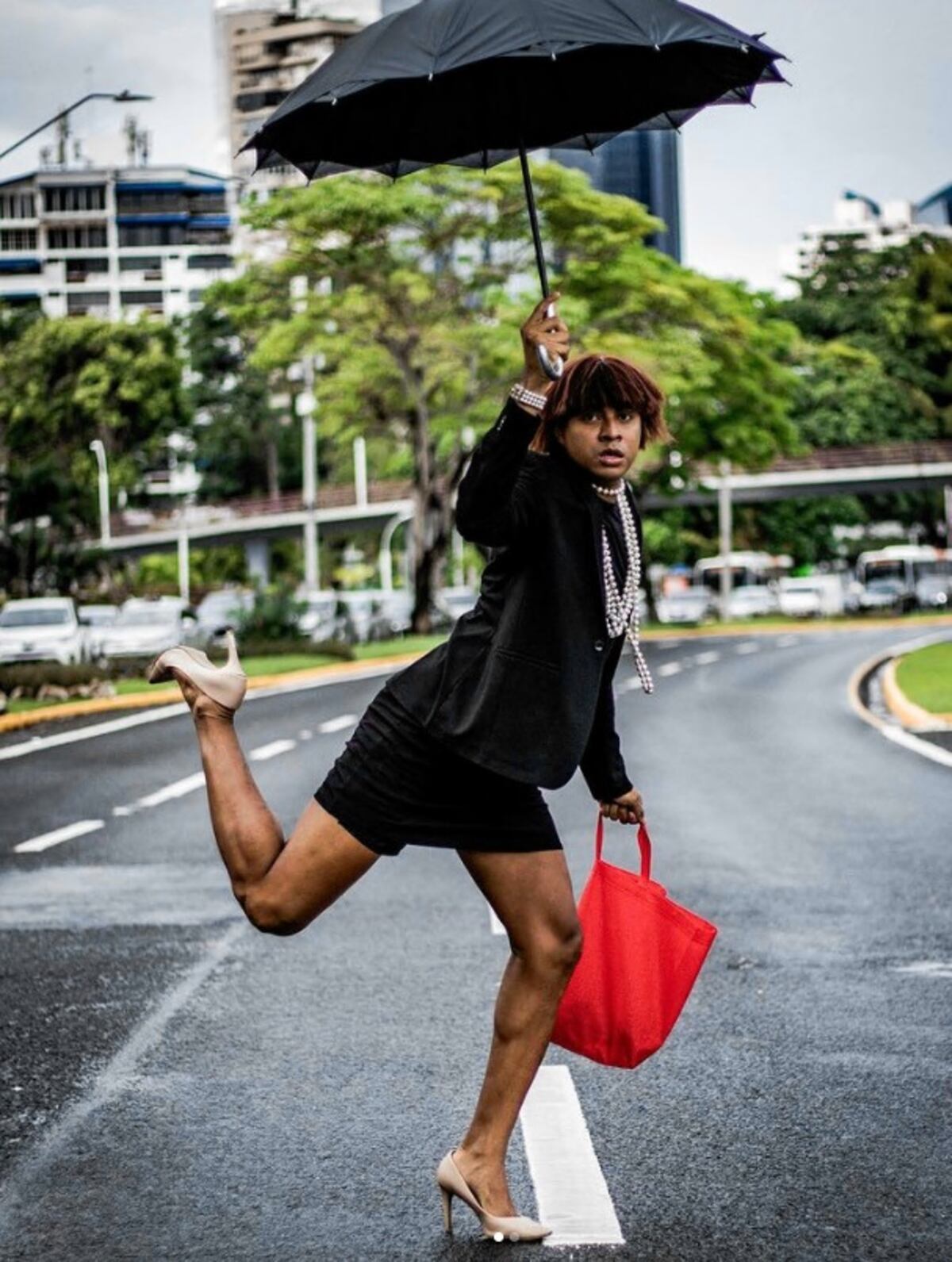 ‘No todo es color de rosa’. Le rompen el vidrio del carro a ‘La Ministra’ y se llevaron sus pertenencias  