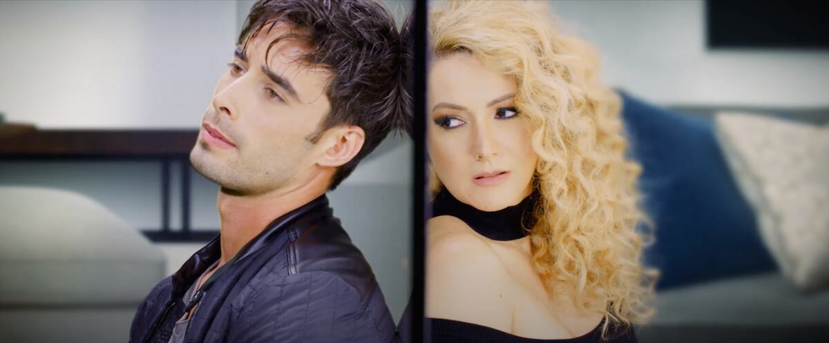 Es la cuarta historia de su reciente álbum MP3-45. Erika Ender estrenó el video de su sencillo In The Middle