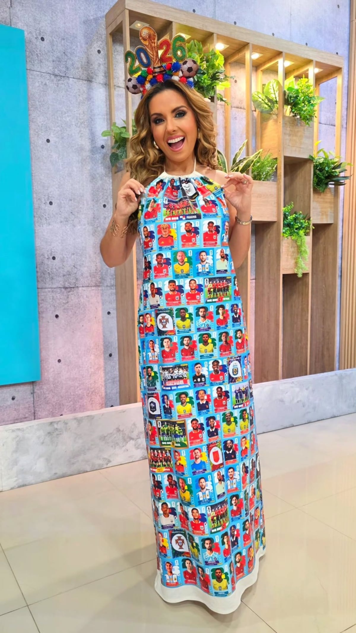 Modo álbum: Michelle Simons prende el ambiente mundialista con tremendo vestido de stickers + VÍDEO