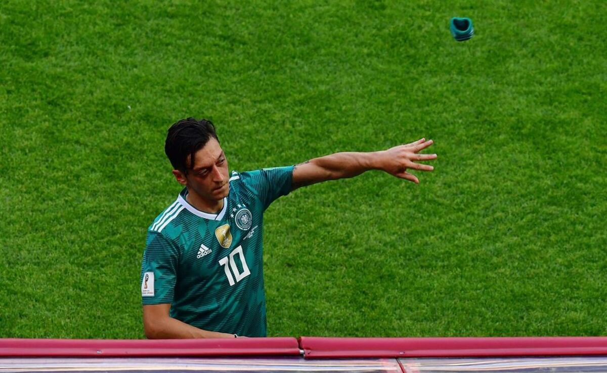 Lo que usted no vio: La discusión de Özil con aficionados alemanes