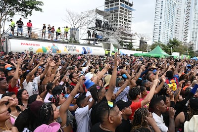 Multitud toma la Cinta Costera en el Festival Carnavalístico Volumen Caribe