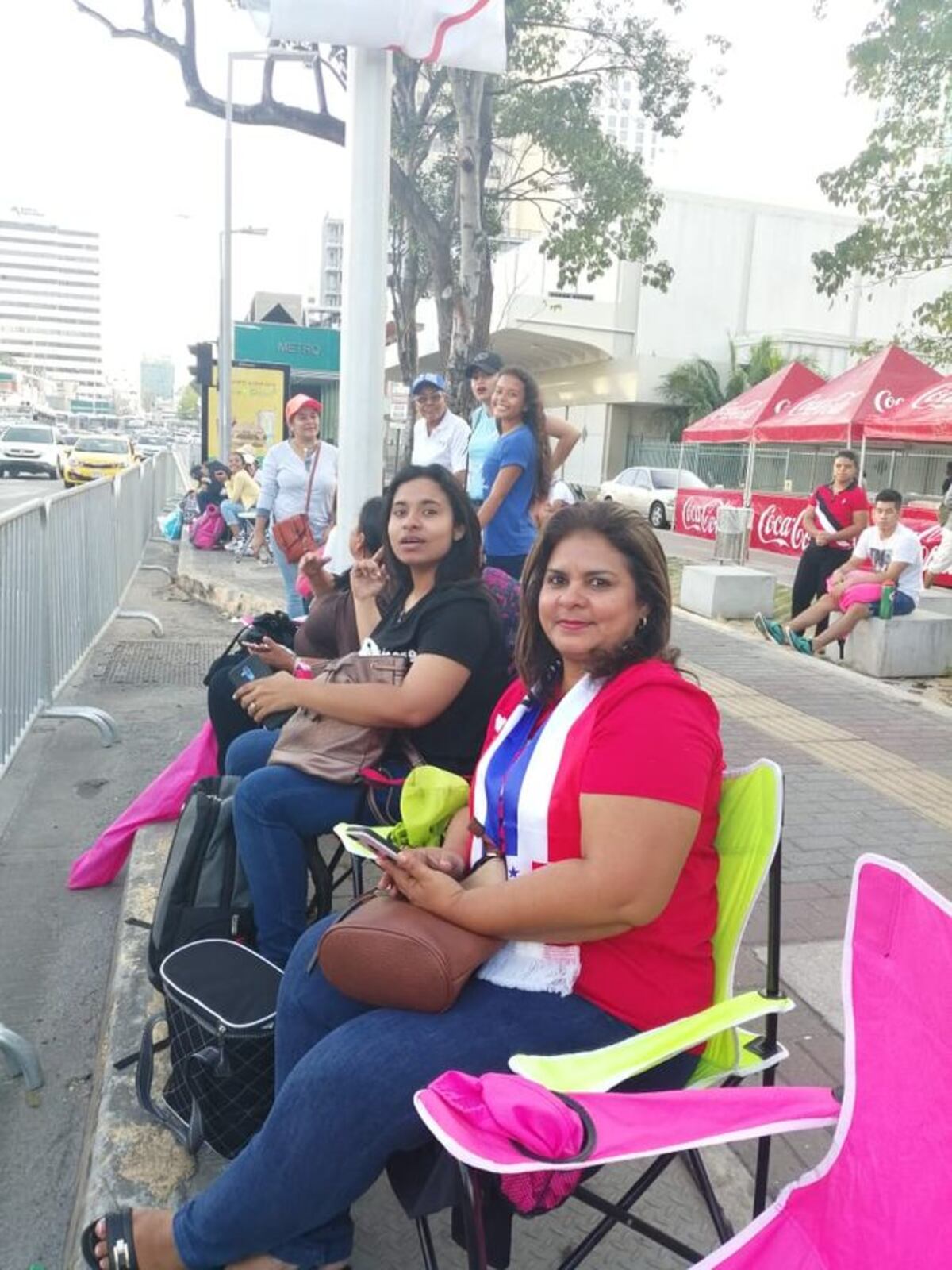Cientos ya están a lo largo de la ruta esperando al Papa. Chequeen