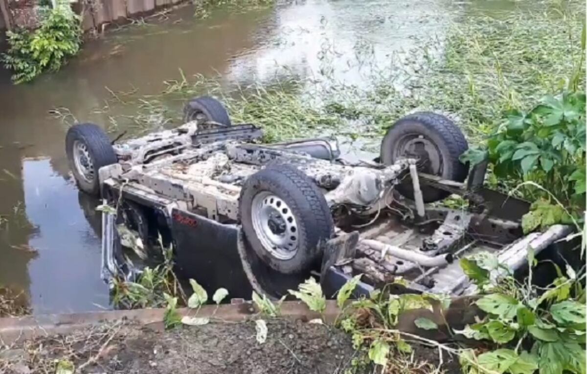 Muere expelotero chiricano luego que su vehículo cayera de un puente