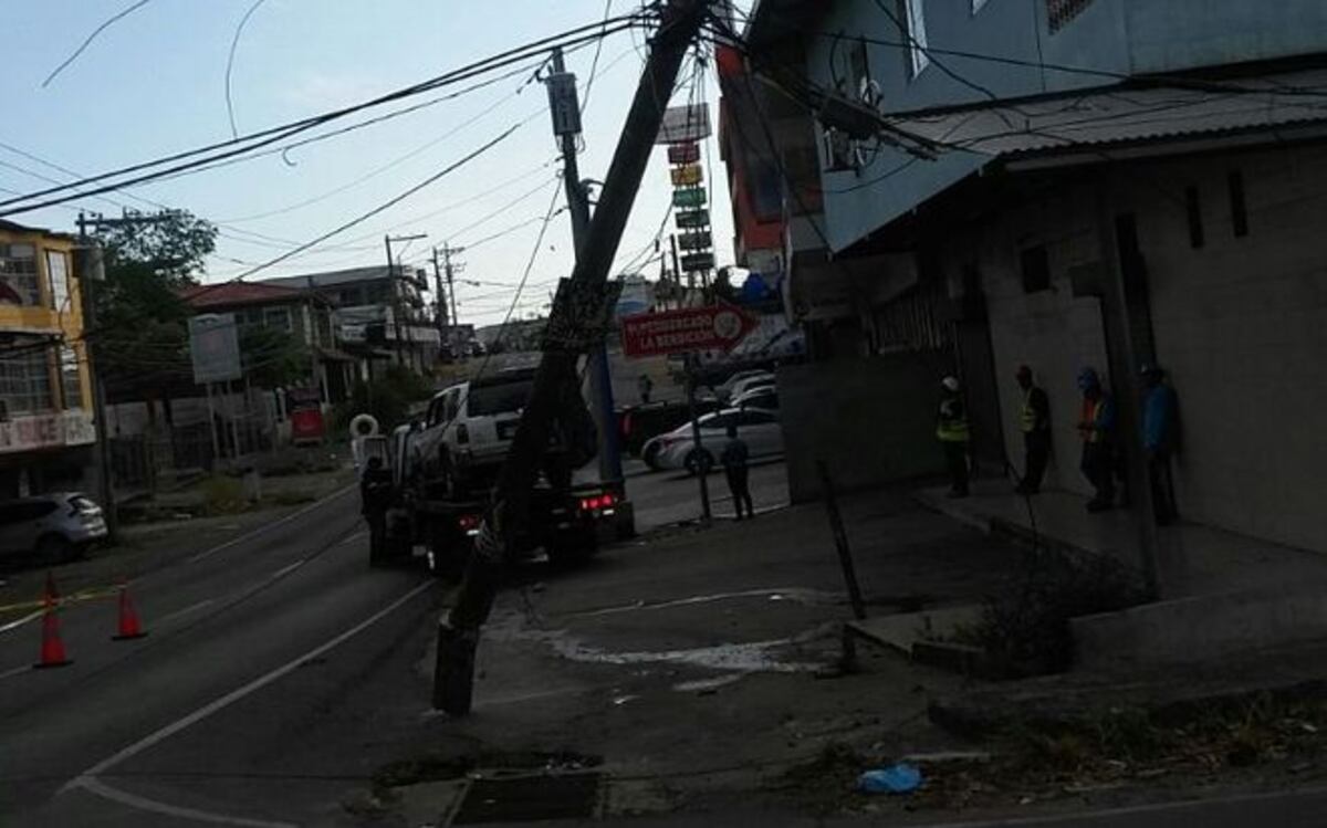 Choca contra poste y deja comunidades sin luz en La Chorrera
