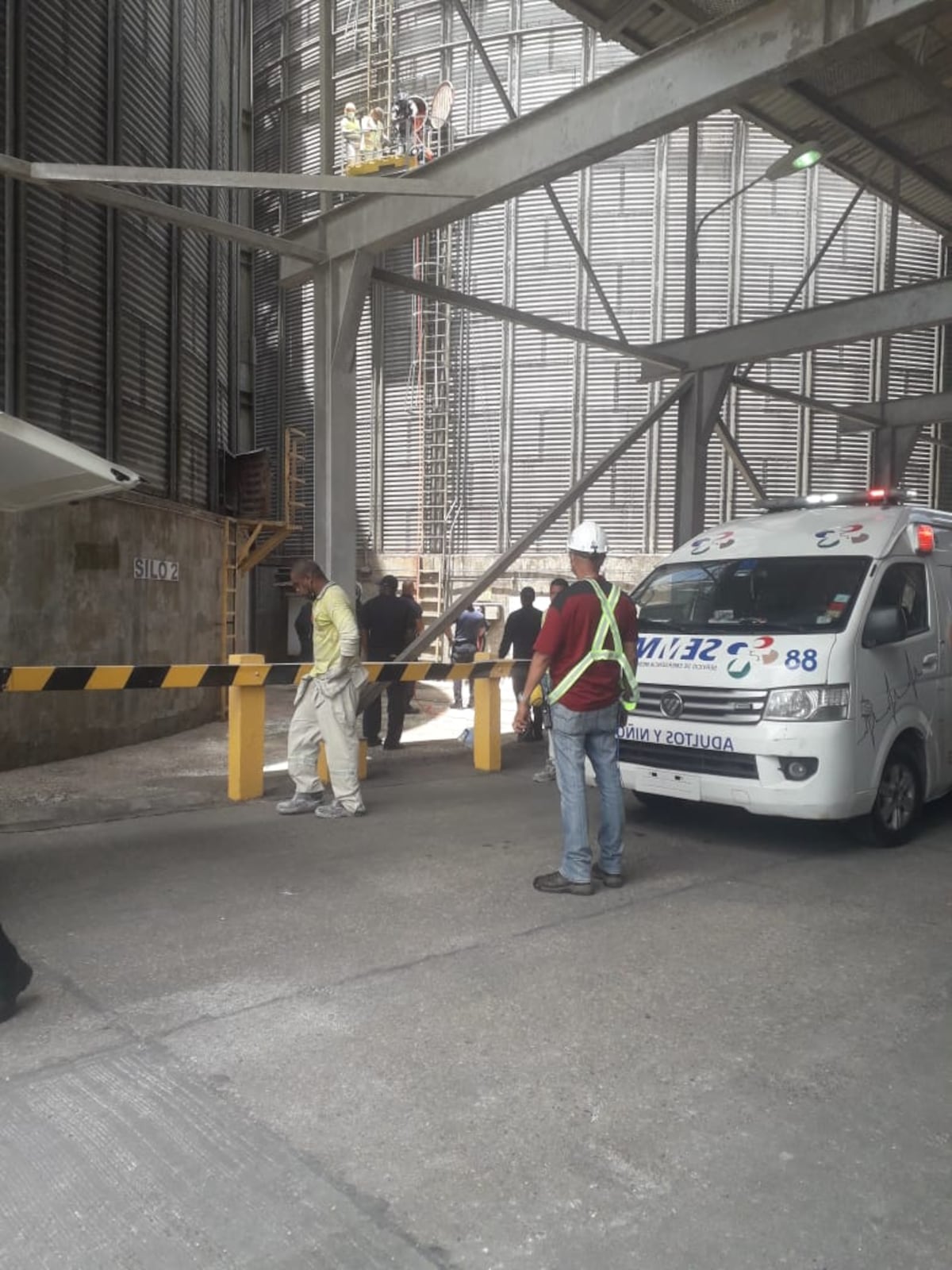 Colón, llora a sus dos trabajadores asfixiados en un silo que estaba lleno de maíz 