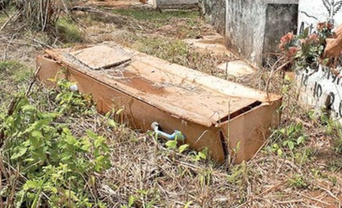 ¡PADRE DE LA GLORIA! Le dejan otro ataúd sobre la tumba de su padre 