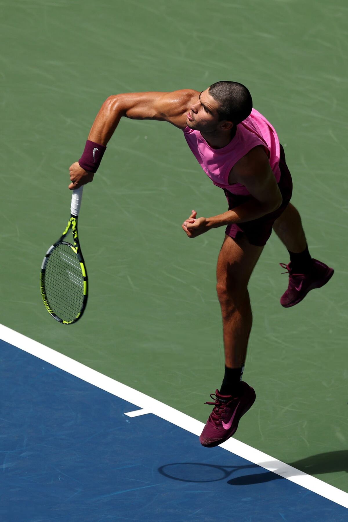 Alcaraz manda en Nueva York: triunfo, espectáculo y una rodilla vigilada