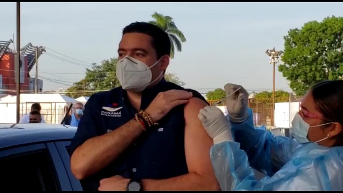 Gaby Carrizo, el primer panameño que es vacunado con AstraZeneca. Video
