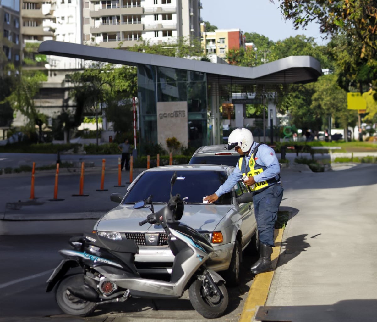 ¡Estás advertido! Multan a los Mal parqueados por bloquear aceras y vías
