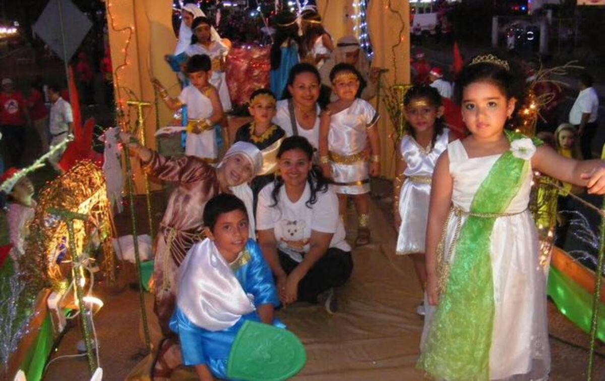 Cientos de niños disfrutaron de desfile navideño 