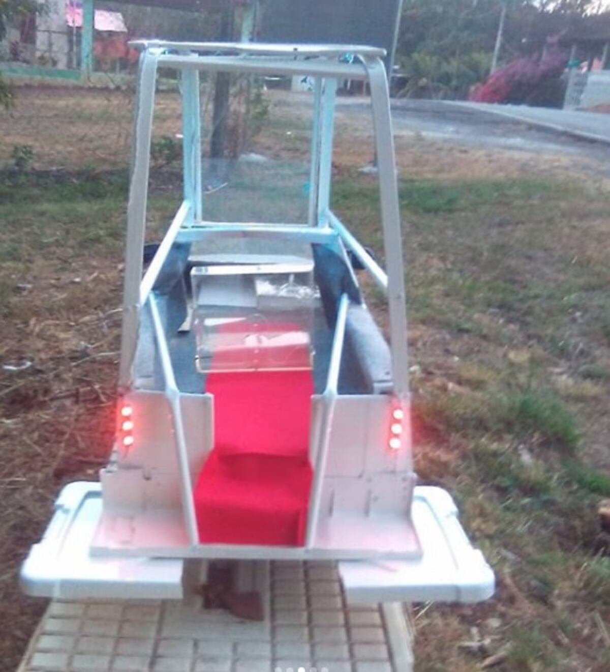 Papamóvil en miniatura. Lo trajo desde Capira. Chequee