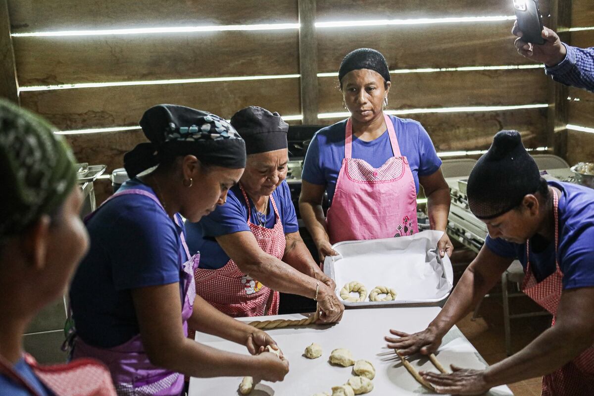 Mujeres hacen pan de olla a la orilla del Lago Alajuela