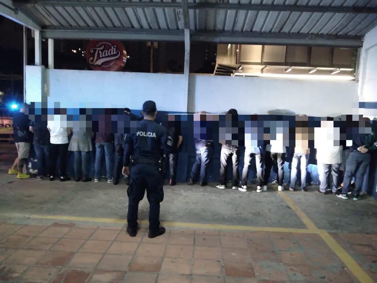 Fiesta y mujeres voluptuosas. Policía retiene a más de 30 personas en un local de Bella Vista