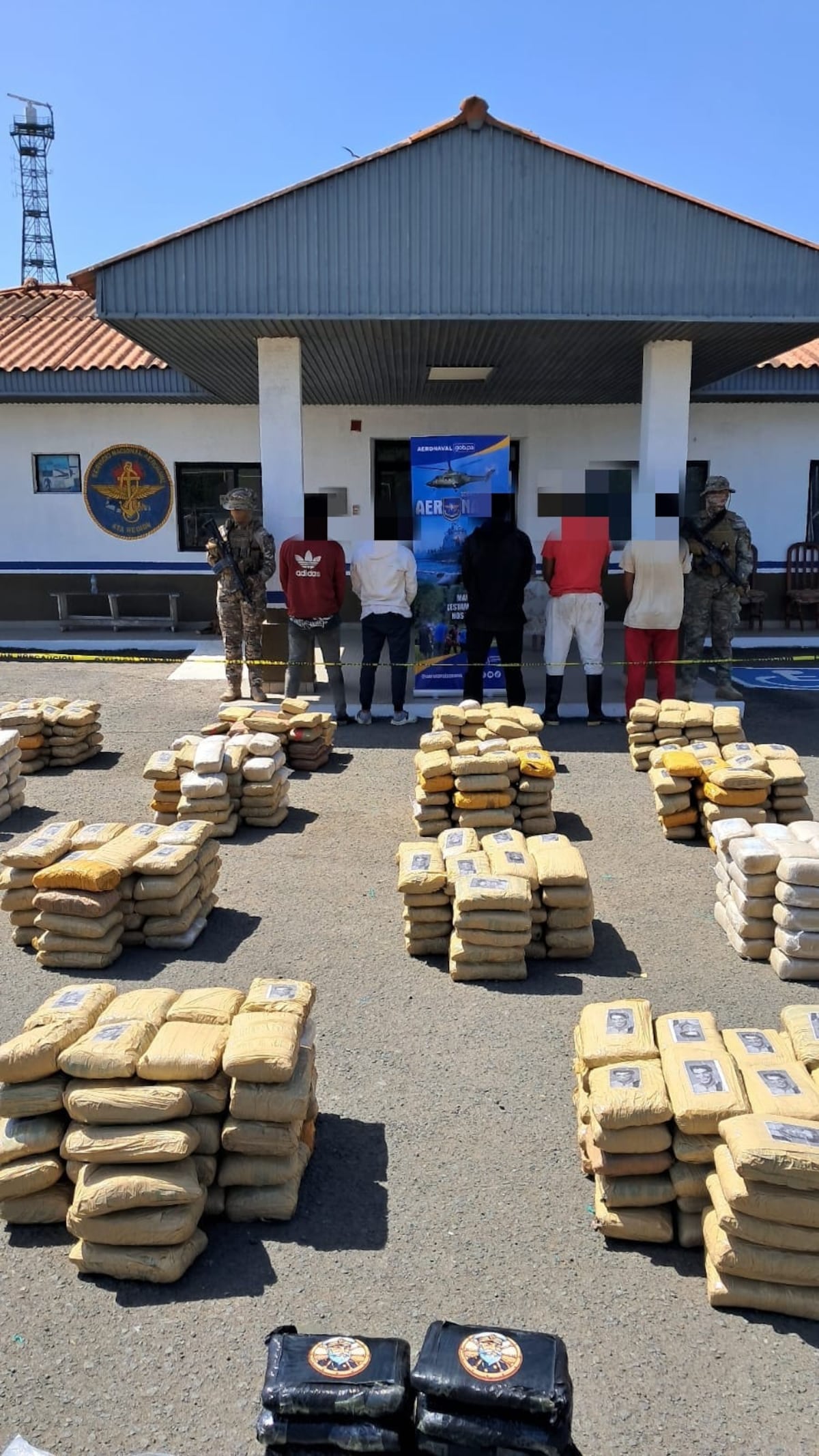 Frenan cargamento en alta mar: caen cinco con más de una tonelada