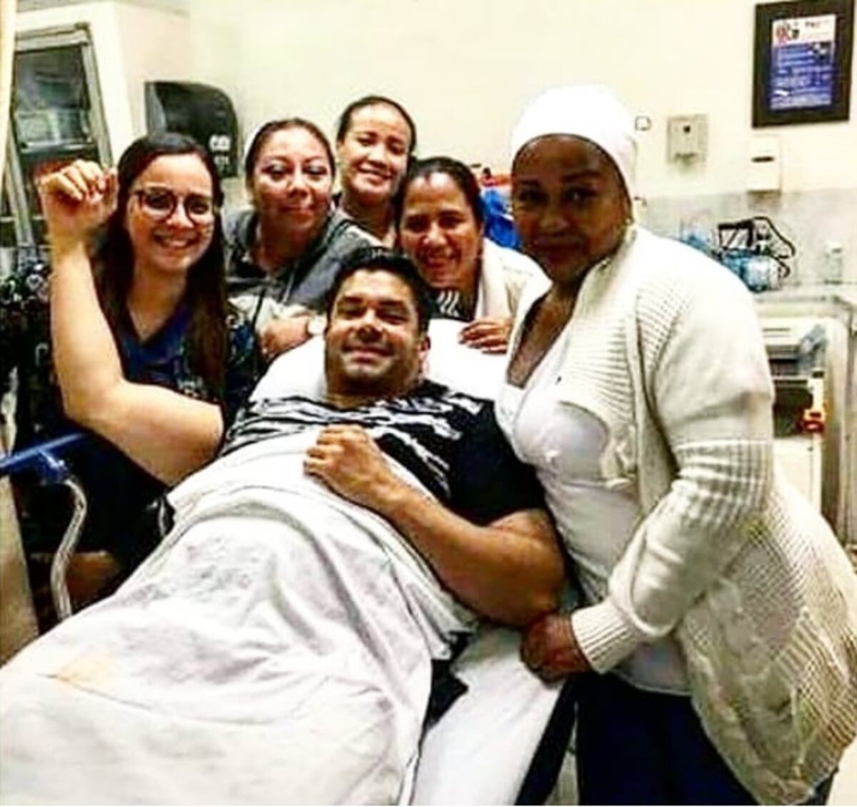 El boricua Jerry Rivera se cayó de un alto entarimado en Ecuador | VIDEOS