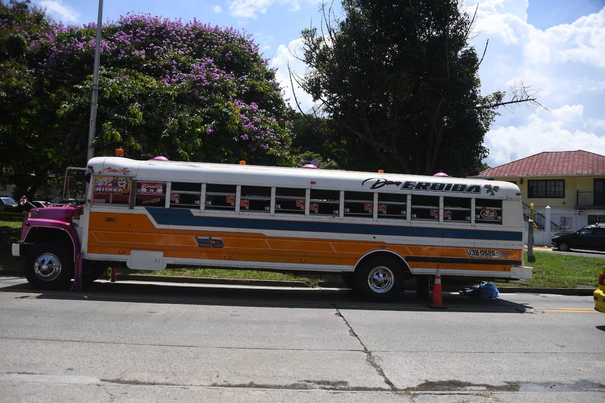 Adulto mayor cae de un bus y muere