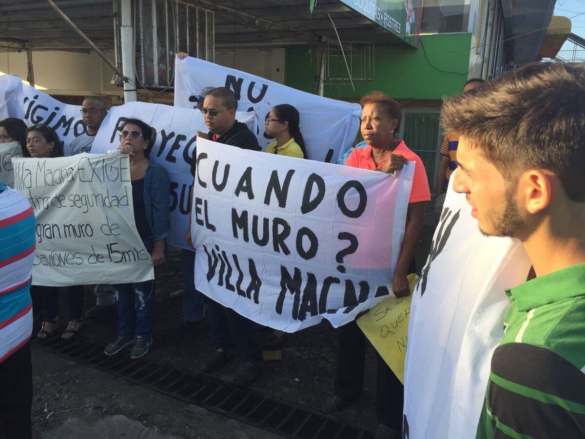 Cierran la calle por el 'Muro' y  la 'Cinta Norteña'