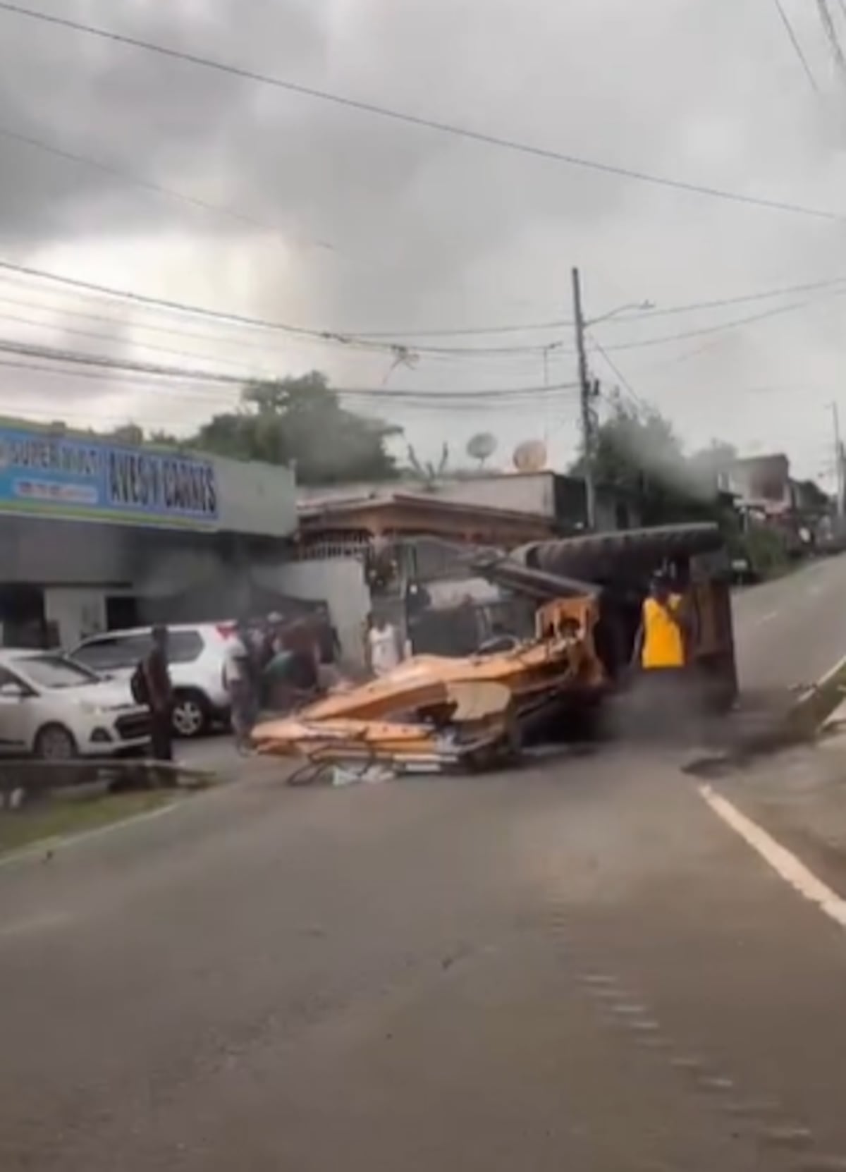 VIDEO | Dramático accidente en Las Mañanitas con una retroexcavadora deja un trabajador muerto y otro gravemente herido