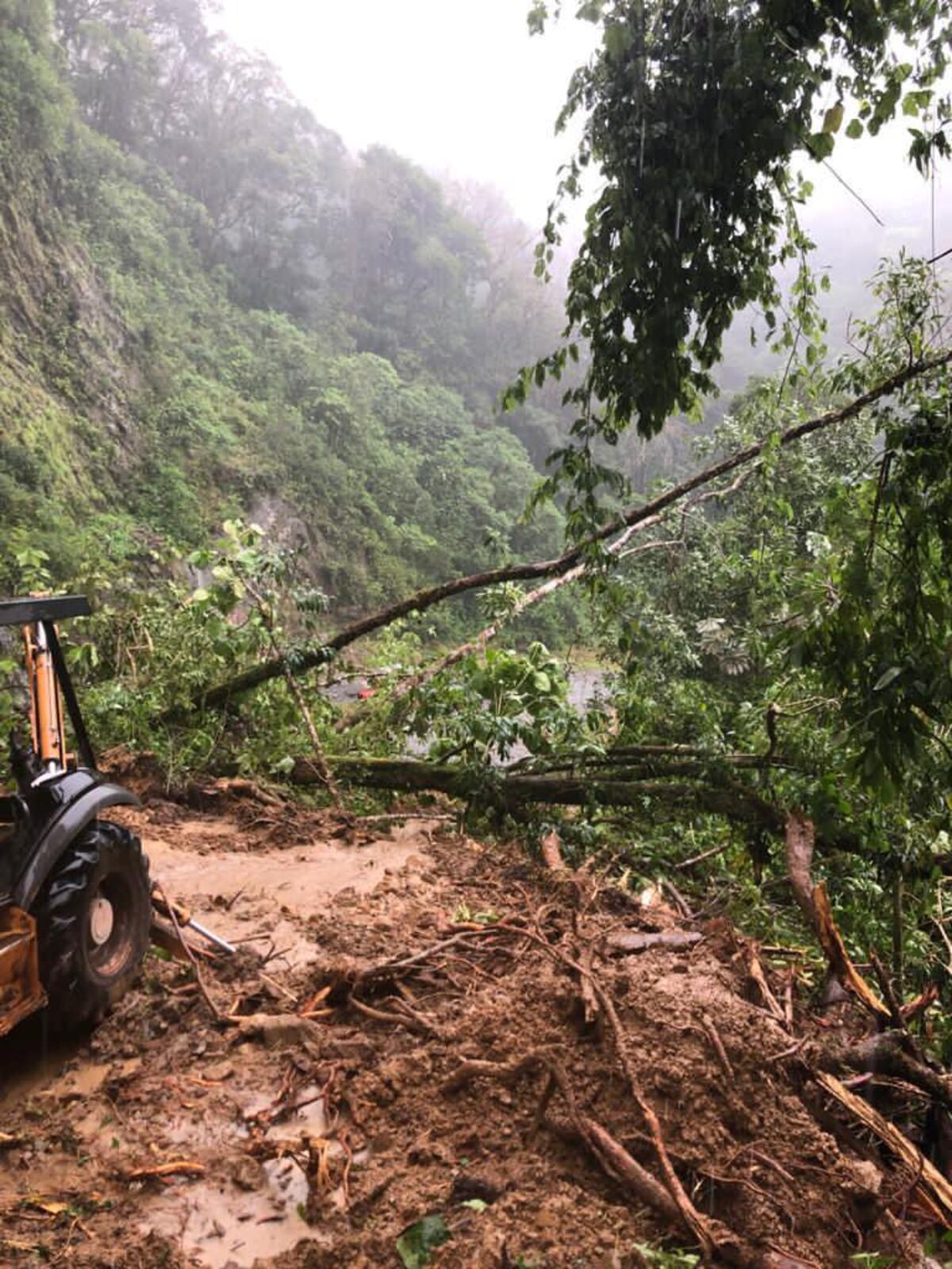 Aumenta la tragedia. Dos personas están enterradas en Río Sereno. Video