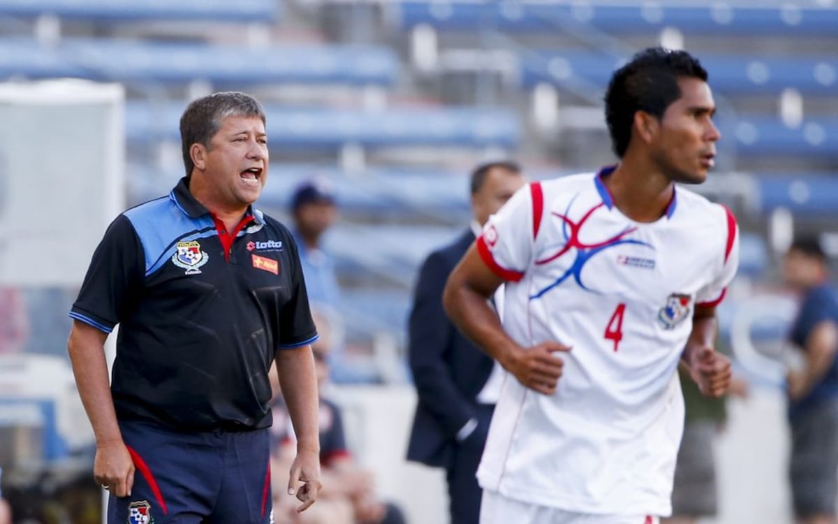 ¿Cuál fue la primera alineación del Bolillo como técnico de Panamá?