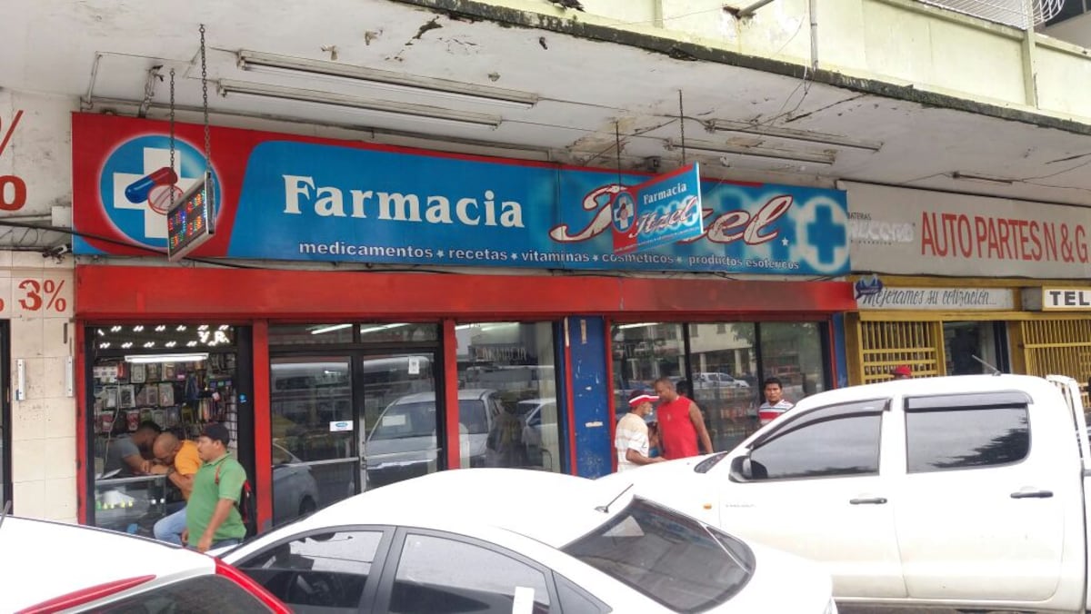 SACARON ARMA DE FUEGO. Se hacen pasar por obreros y roban en una farmacia 